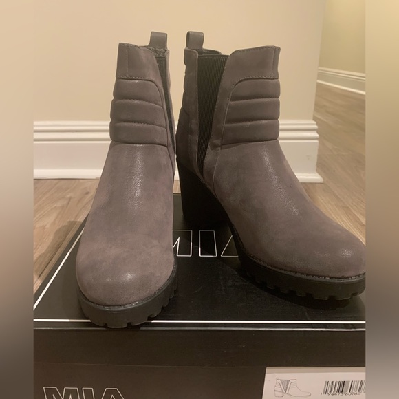 Like NEW M.I.A. Boots - Picture 7 of 9